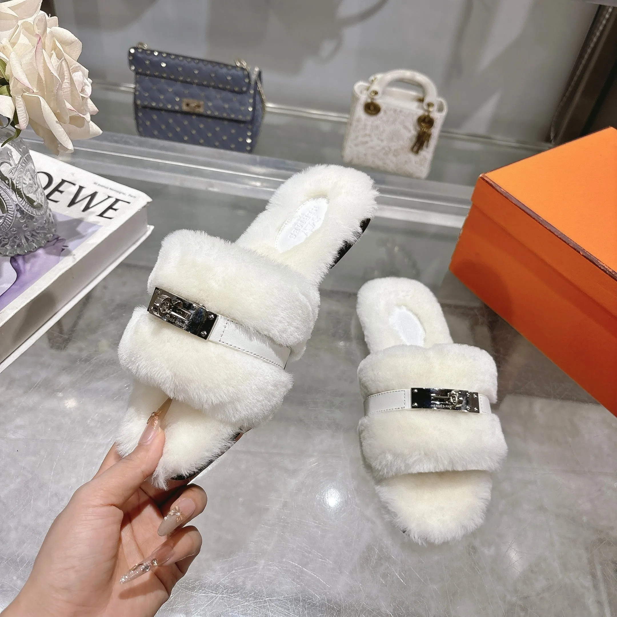 👟👟Ex-factory price 500👟👟 Purchasing agent level Hermes Hermès second uncle hair slippers are in stock all year round. 2025 new and new colors official website, Xiaohongshu synchronizes the latest color matching Hermès hot models are hot online, upgraded workmanship, high quality! Fashionable small wool H-trailers, autumn and winter style flat-soled wool mop, can be customized without standard, non-refundable and non-exchangeable. Fabric: Imported lamb's roll real wool. Lining: Imported lamb's roll real wool. Outsole: Genuine leather outsole. Size: 35-43, [Note: 41, 42, 43 customized]